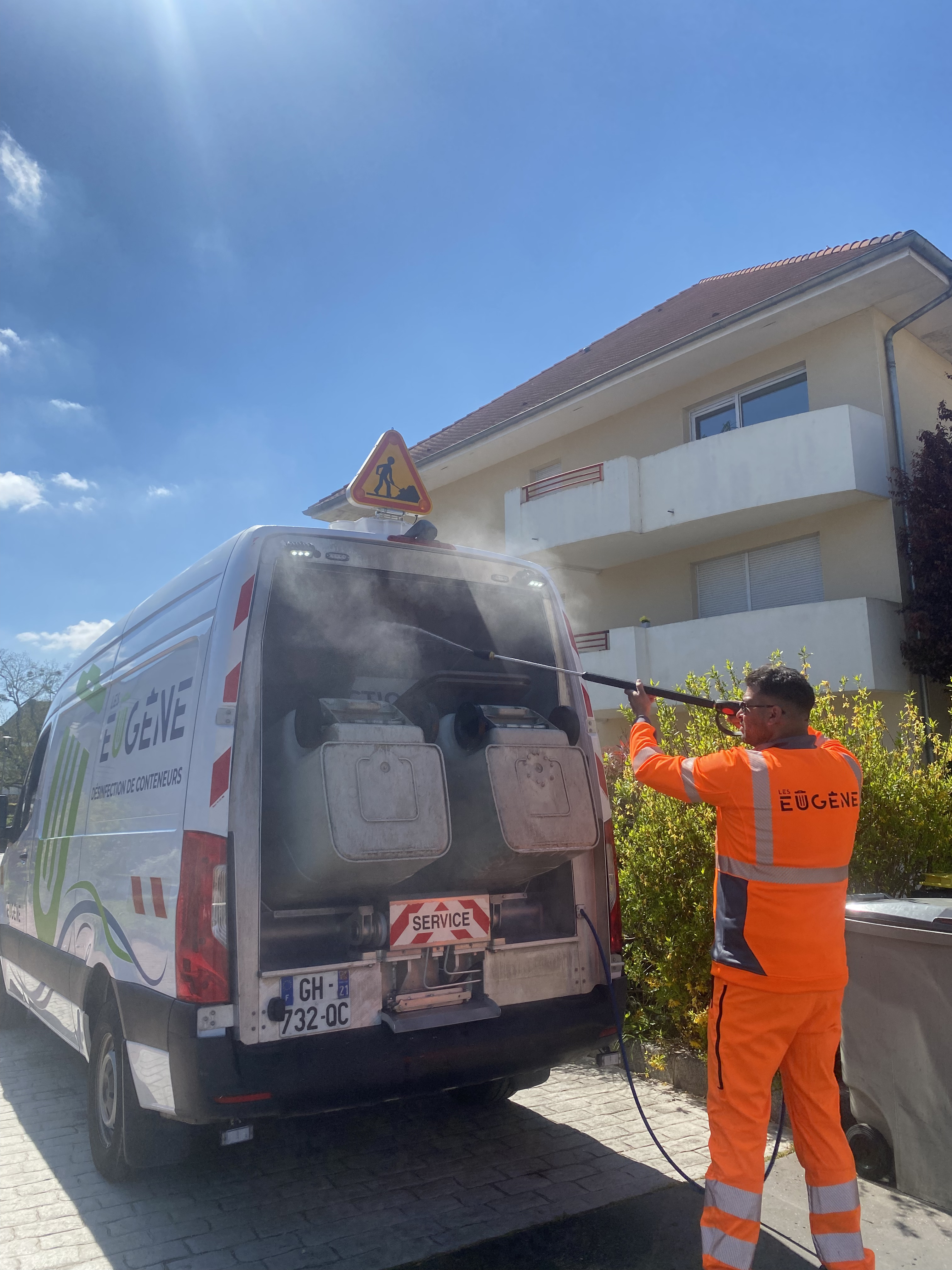 Technicien Les Eugène lavant une poubelle devant un domicile à Dijon